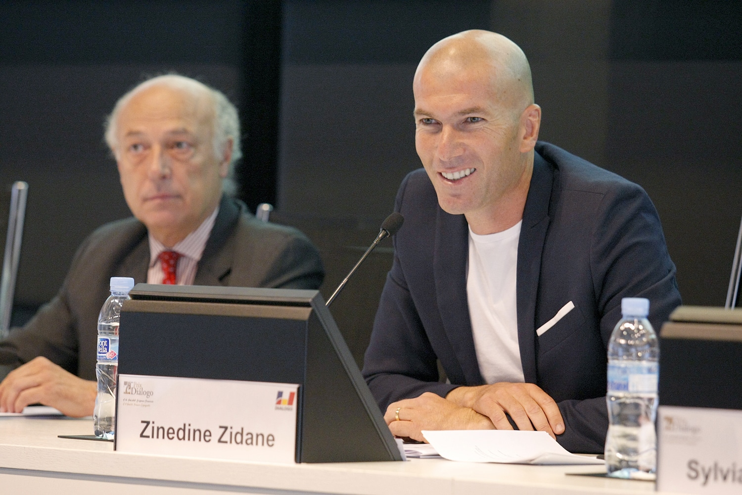 Souhaitez-vous entrer en contact avec Zinedine Zidane ?
 - Contacter ZINEDINE ZIDANE | Écrire à #ZinedineZidane