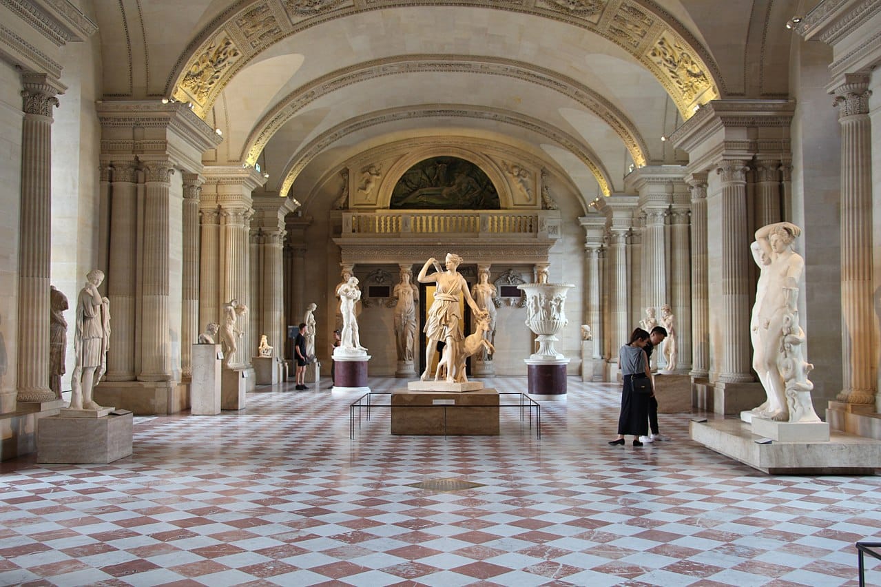 Désirez-vous contacter le service réservations, accueil clientèle ou partenariats du Musée du Louvre ?