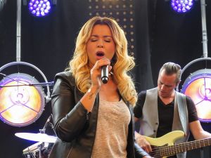 Voulez-vous entrer en contact avec la chanteuse Chimène Badi ? Souhaitez-vous écrire à Chimène Badi ?