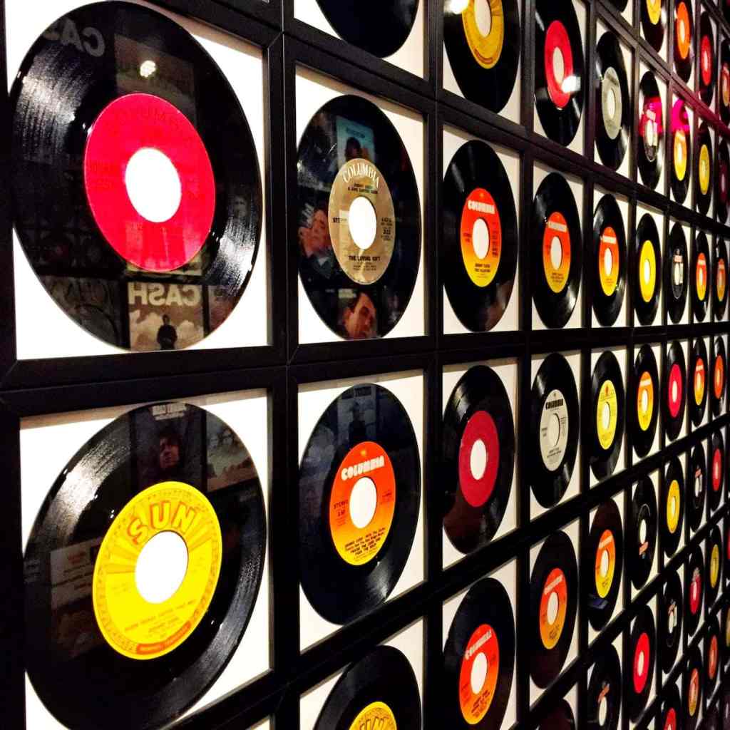 Être signé(e) par un label de musique : conseils et contacts - assorted vinyl record lot