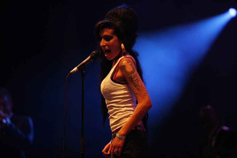 Entrer en relation avec les représentants d'Amy Winehouse