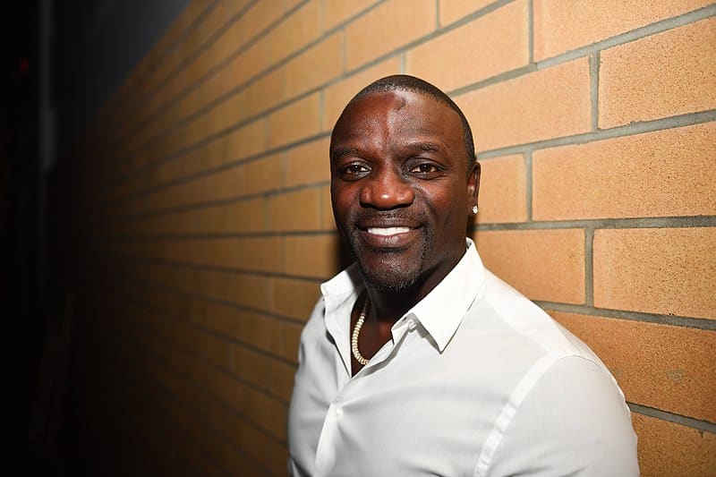 Entrer en relation avec Akon