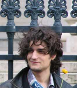 Entrer en relation avec Louis Garrel
