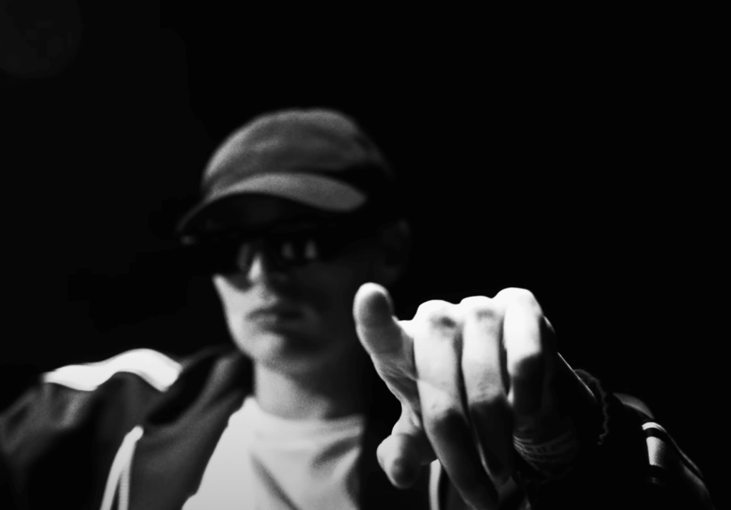 Où trouver l'adresse pour écrire à Peso Pluma ?