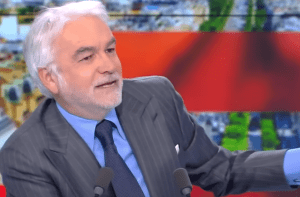 Être dans le public L'Heure des Pros sur CNews n'est pas aussi simple que pour certaines émissions de variétés, car l'émission est un talk-show qui se déroule en plateau avec un public restreint, souvent constitué de personnes invitées spécifiquement pour leur expertise ou leur témoignage.