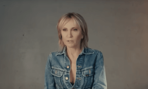 Patricia Kaas, chanteuse et icône intemporelle de la scène musicale française, continue de captiver le public avec sa voix envoûtante et ses interprétations émouvantes. Si vous êtes un fan de longue date ou que vous souhaitez simplement lui adresser un message, plusieurs moyens sont à votre disposition pour la contacter.