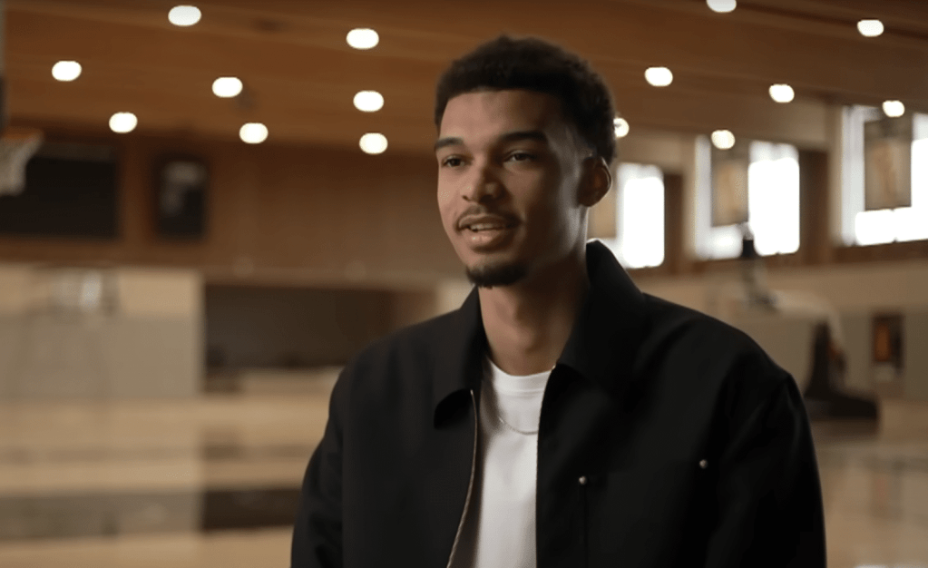 Victor Wembanyama est une figure montante du basketball mondial. Bien qu'il soit relativement discret sur les réseaux sociaux, il reste accessible via ses comptes officiels. Pour des contacts plus formels, son équipe NBA, les Spurs de San Antonio, constitue le meilleur intermédiaire.