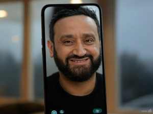 Les faux comptes publient souvent des messages mal écrits, contenant des fautes ou des phrases sans queue ni tête. Ils peuvent également partager des offres ou des concours improbables.