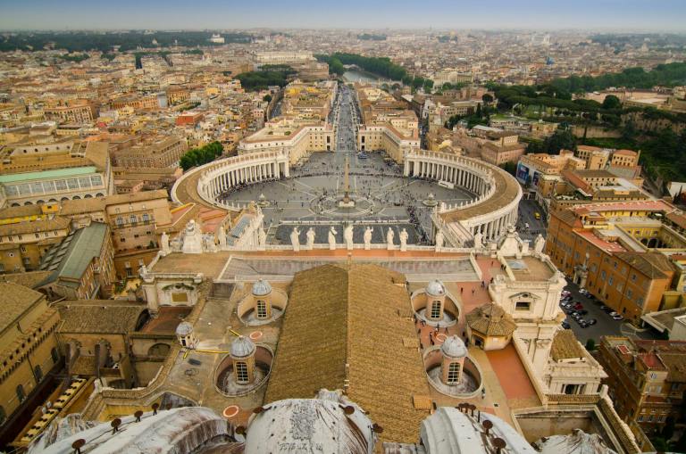Le Vatican, centre de la chrétienté et résidence du Pape, attire chaque année des millions de visiteurs venus du monde entier. Que ce soit pour une visite touristique, un pèlerinage spirituel ou une question officielle, voici tout ce qu’il faut savoir pour entrer en contact avec le Vatican.