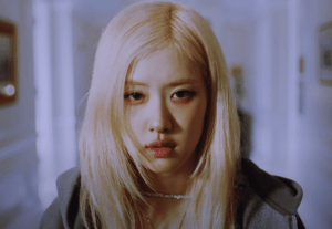 Rosé, la célèbre chanteuse du groupe Blackpink, est une idole pour de nombreux fans à travers le monde. Si vous souhaitez lui écrire, voici quelques conseils pour augmenter vos chances de voir votre lettre lue :