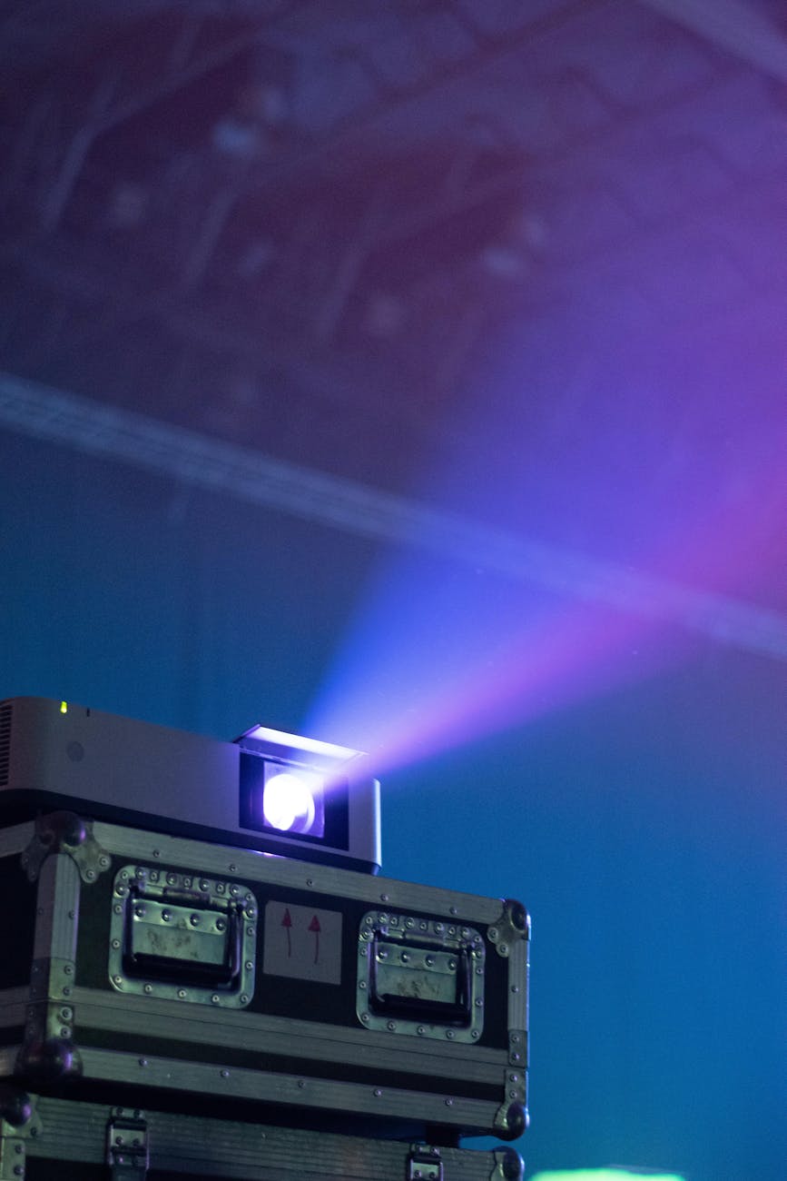 Le choix d’un vidéoprojecteur repose sur son usage principal et ses caractéristiques techniques. Prenez en compte la technologie d’affichage, la résolution, la luminosité, la connectivité et les options pour une expérience optimale. En consultant les meilleurs sites de vente en ligne, vous trouverez un modèle adapté à votre budget et vos besoins.