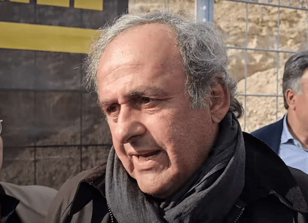 Michel Platini, l'une des figures emblématiques du football français et international, reste une personnalité très sollicitée. Si vous souhaitez entrer en contact avec lui, plusieurs solutions existent. Voici les différentes options pour écrire à l'ancienne gloire du ballon rond.