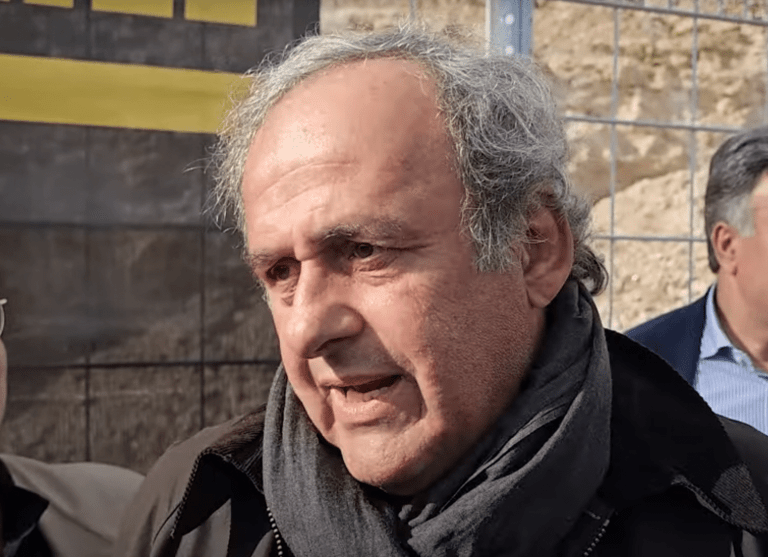 Michel Platini, l'une des figures emblématiques du football français et international, reste une personnalité très sollicitée. Si vous souhaitez entrer en contact avec lui, plusieurs solutions existent. Voici les différentes options pour écrire à l'ancienne gloire du ballon rond.