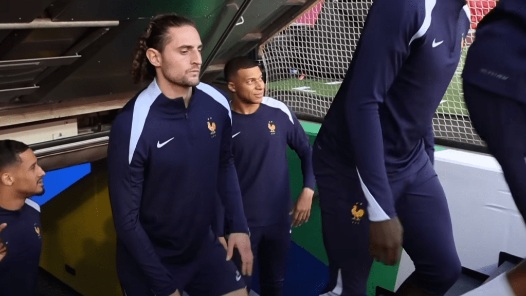 Vous souhaitez contacter l’équipe de France de football, écrire aux joueurs ou au staff ? Que ce soit pour envoyer un message de soutien, poser une question ou demander un autographe, plusieurs options s'offrent à vous.