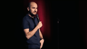 Contacter Kyan Khojandi nécessite de choisir les bons canaux. Les réseaux sociaux offrent une option plus informelle, tandis que le site officiel et les contacts professionnels via son agence ou la société de production sont les meilleures voies pour des demandes sérieuses.