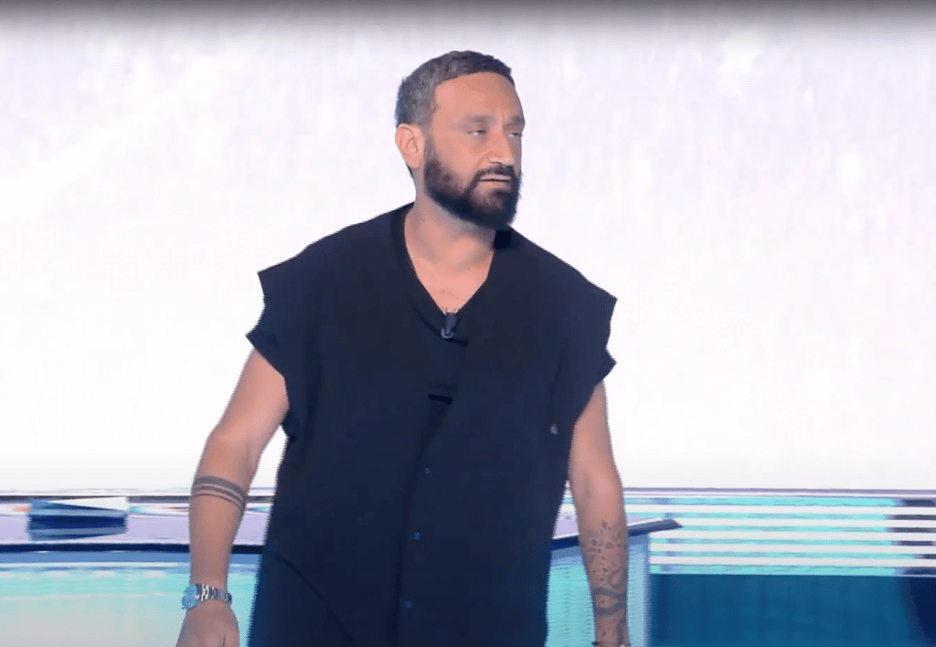 Cyril Hanouna revient sur le petit écran avec un tout nouveau programme baptisé Tout Beau Tout 9, une émission de divertissement à ne pas manquer sur W9. Après son long parcours sur C8 à la tête de TPMP, l’animateur emblématique revient avec une formule inédite, accompagnée de nombreux chroniqueurs phares. Pour les fans, assister à l’émission dans le public est une opportunité unique de découvrir en avant-première ce que Hanouna et son équipe réservent