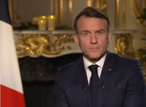 Comment écrire au Président Emmanuel Macron ? Découvrez son parcours, ses mandats, ses collaborateurs clés et l'adresse pour lui écrire gratuitement.